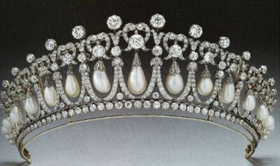 Cambridge Lover’s Knot Tiara (1913)