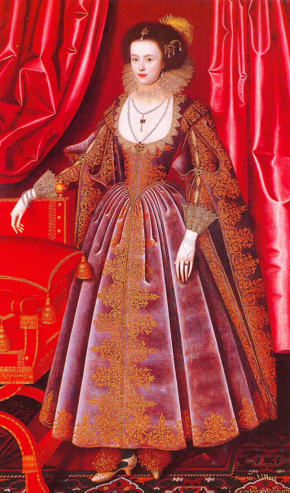 Susan Villiers，Countess of Denbigh，查理一世王后的首席侍寝女官。她在肖像中身穿一件紫色天鹅绒的裙子，上面是金线刺绣以及金色蕾丝。