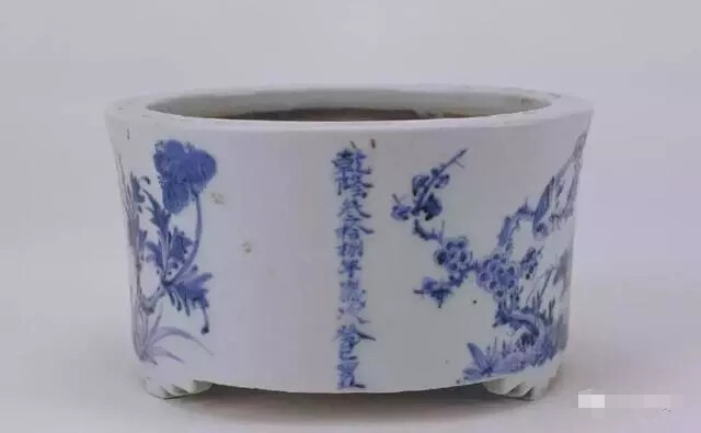 “清”乾隆 青花梅雀纹炉
高9.2cm，口径16.4cm，足径13.5cm
炉为筒形，下承三足。
炉里及底涩胎无釉，胎体细腻。外壁一面绘梅雀纹，另一面绘秀石牡丹，纹饰间分别青花书“先祖俊若府君、先曾祖茂远府君、先考明五府君，奉化孙安魁、秀、元 、贤率玄孙存忠、恕、仁、义敬立。”
“乾隆叁拾捌年岁次癸已置”。乾隆三十八年即1773年。
此炉铭文带有确切的纪年，是研究乾隆时期民窑青花器的宝贵资料。