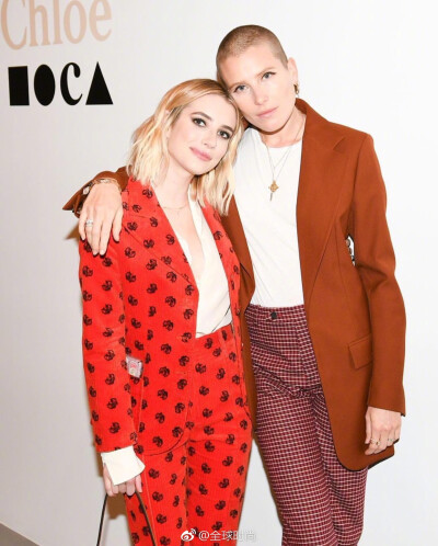 时尚明星#Emma Roberts# 出席Chloe 晚宴活动，身着红色套装的艾玛气质满分，偶尔鲜艳真的是很好看哪！