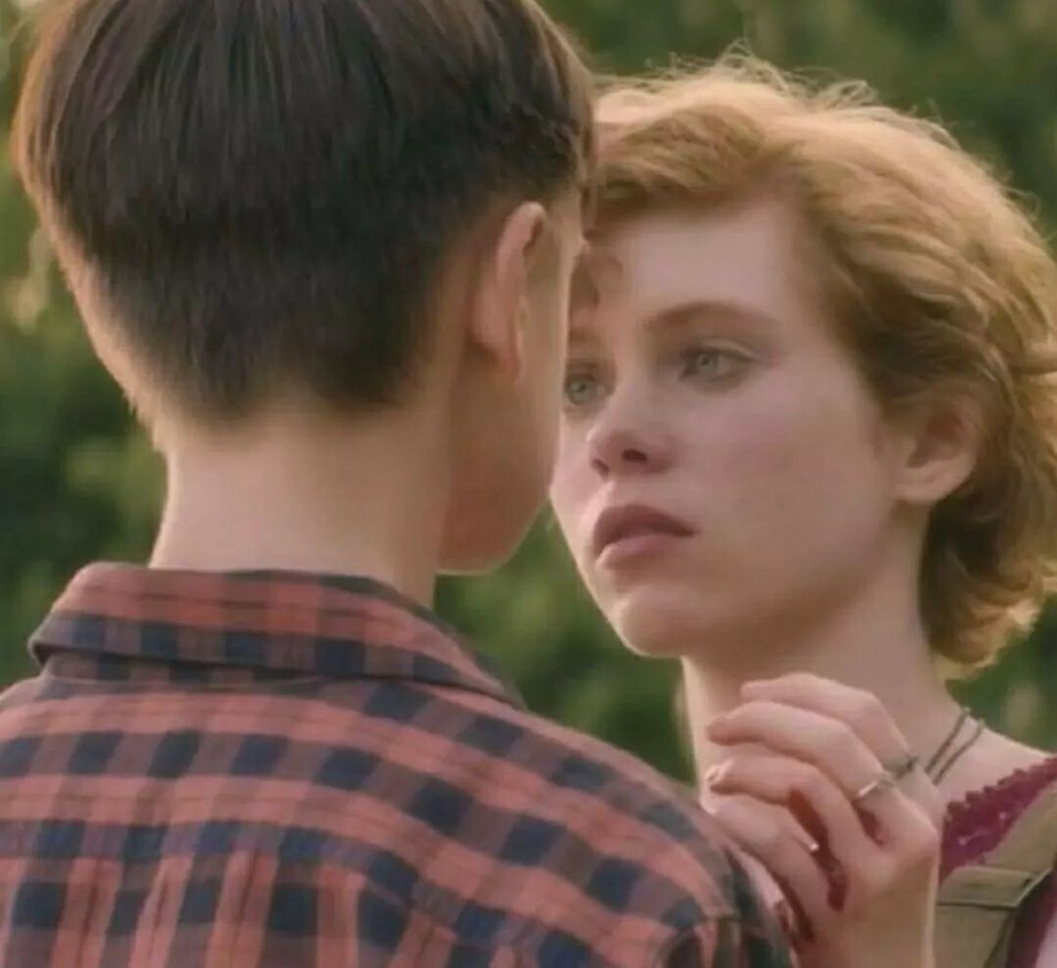 我想要喝点小酒 然后穿着小裙子 在吹着风的夜晚 晃晃悠悠 晃晃悠悠 扑到你的怀抱里
遇の情头