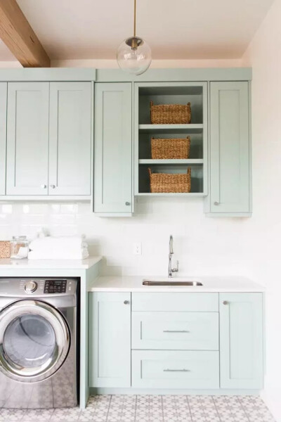 如果家中空间足够的话，不妨设计一个洗衣房出来吧！不仅实用还能避免不少洗衣服的麻烦，而且有个洗衣房家里的清洁用品也就有了“家”，整整齐齐的，干净利落。再配上绿植、壁纸等来装饰下就更加高颜值了，麻烦了解一…