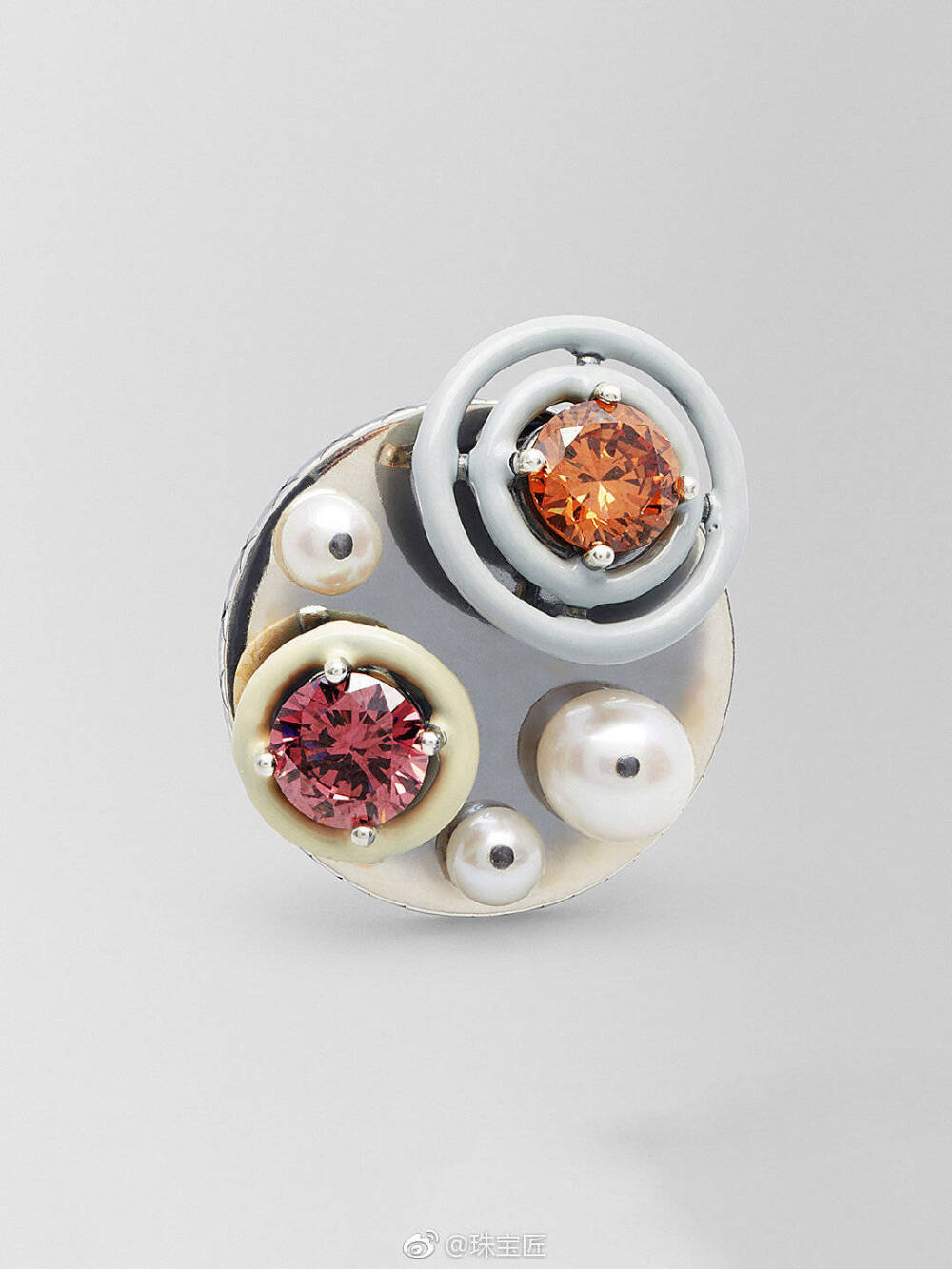 BOTTEGA VENETA时尚珠宝，工业风线条与珍珠锆石结合，硬朗中透着柔美。
