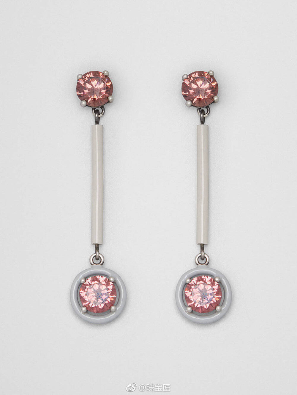 BOTTEGA VENETA时尚珠宝，工业风线条与珍珠锆石结合，硬朗中透着柔美。
