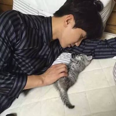  你为她哭红眼睛 你猜我是什么心情
