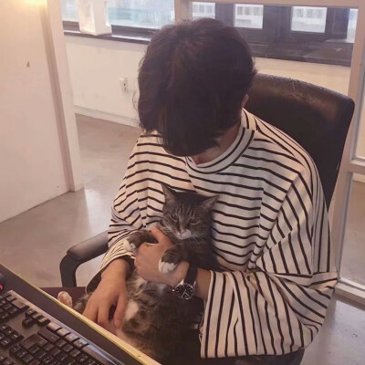  你为她哭红眼睛 你猜我是什么心情