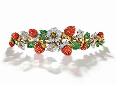  Strawberry 手链，by Donald Clafin for Tiffany，1968年
估价：10万-15万美元
草莓由珊瑚制作，叶片部分绘有绿色珐琅，底座由18K金和铂金制作，点缀单式切割钻石。