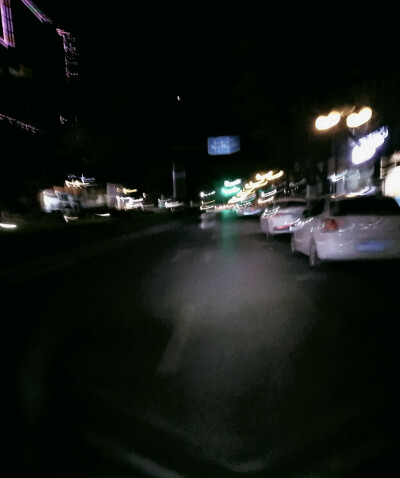 因骑电动而拍的模糊