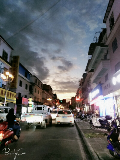 从这里直走会看到一家粉红粉红的店