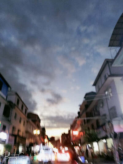 从这里直走会看到一家粉红粉红的店