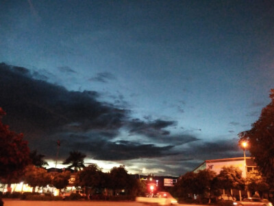 和小T一起等的红灯