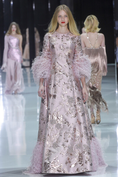 英国著名婚纱礼服高定品牌 Ralph & Russo 发布2018 春夏高级定制系列 设计师延续品牌精致华丽的风格，缎面与雪纺的运用打造出飘逸的高级感，亮片与羽毛的装饰展示出低调的奢华，让人回味无穷～