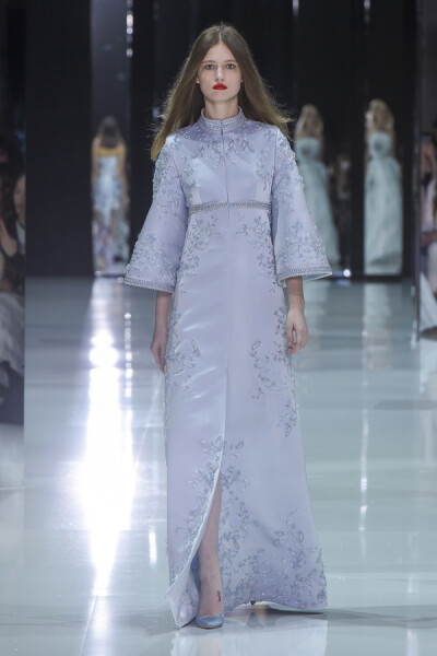 英国著名婚纱礼服高定品牌 Ralph & Russo 发布2018 春夏高级定制系列 设计师延续品牌精致华丽的风格，缎面与雪纺的运用打造出飘逸的高级感，亮片与羽毛的装饰展示出低调的奢华，让人回味无穷～