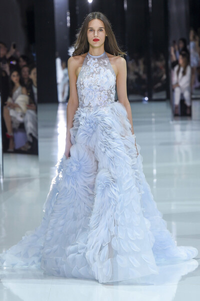 英国著名婚纱礼服高定品牌 Ralph & Russo 发布2018 春夏高级定制系列 设计师延续品牌精致华丽的风格，缎面与雪纺的运用打造出飘逸的高级感，亮片与羽毛的装饰展示出低调的奢华，让人回味无穷～