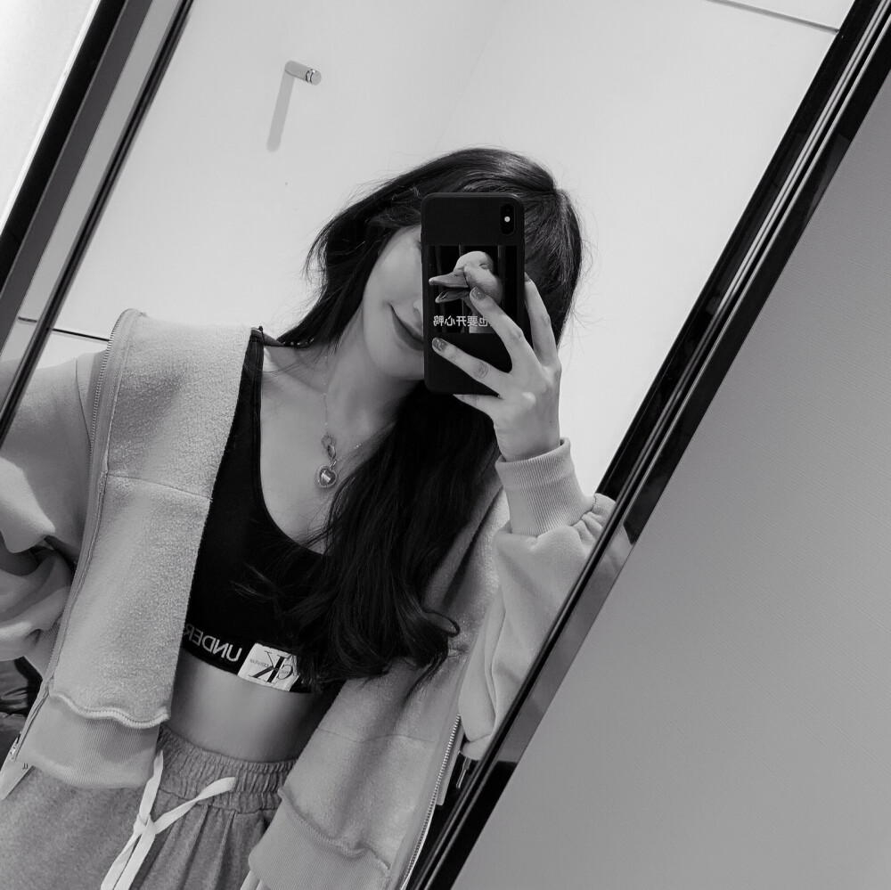 洝大人❀ 黑白女头
侧脸 手机控