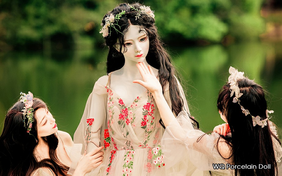 Largest Porcelain Doll世界最大陶瓷人偶，属于WQ Porcelain Doll，是由省工艺美术师汪楚和邓嘉琦共同创造的艺术陶瓷人偶品牌，源自中国景德镇，极具东方艺术特色。人偶采用了球关节的结构理论，四肢及躯干还有各个关节是均为瓷制成，以景德镇传统制瓷技艺，高温细白瓷为载体，纷繁多样的陶瓷技法为特色，呈现出肤若凝脂，美轮美奂的瓷制人形，是陶瓷艺术与人偶形态的完美融合。