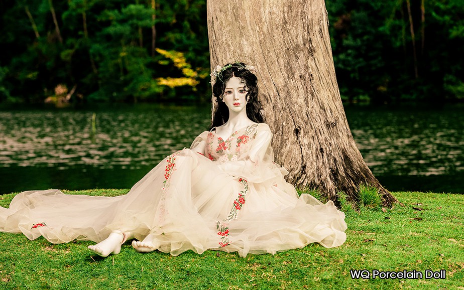 Largest Porcelain Doll世界最大陶瓷人偶，属于WQ Porcelain Doll，是由省工艺美术师汪楚和邓嘉琦共同创造的艺术陶瓷人偶品牌，源自中国景德镇，极具东方艺术特色。人偶采用了球关节的结构理论，四肢及躯干还有各个关节是均为瓷制成，以景德镇传统制瓷技艺，高温细白瓷为载体，纷繁多样的陶瓷技法为特色，呈现出肤若凝脂，美轮美奂的瓷制人形，是陶瓷艺术与人偶形态的完美融合。