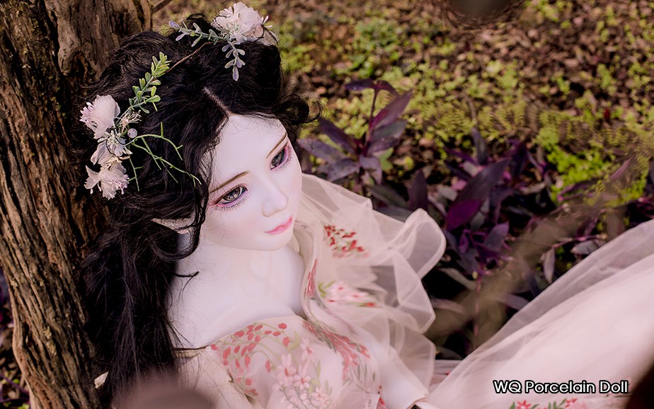 Largest Porcelain Doll世界最大陶瓷人偶，属于WQ Porcelain Doll，是由省工艺美术师汪楚和邓嘉琦共同创造的艺术陶瓷人偶品牌，源自中国景德镇，极具东方艺术特色。人偶采用了球关节的结构理论，四肢及躯干还有各个关节是均为瓷制成，以景德镇传统制瓷技艺，高温细白瓷为载体，纷繁多样的陶瓷技法为特色，呈现出肤若凝脂，美轮美奂的瓷制人形，是陶瓷艺术与人偶形态的完美融合。