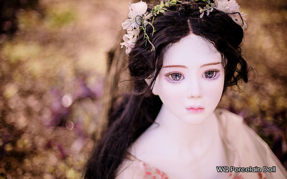 Largest Porcelain Doll世界最大陶瓷人偶，属于WQ Porcelain Doll，是由省工艺美术师汪楚和邓嘉琦共同创造的艺术陶瓷人偶品牌，源自中国景德镇，极具东方艺术特色。人偶采用了球关节的结构理论，四肢及躯干还有各个关节是均为瓷制成，以景德镇传统制瓷技艺，高温细白瓷为载体，纷繁多样的陶瓷技法为特色，呈现出肤若凝脂，美轮美奂的瓷制人形，是陶瓷艺术与人偶形态的完美融合。