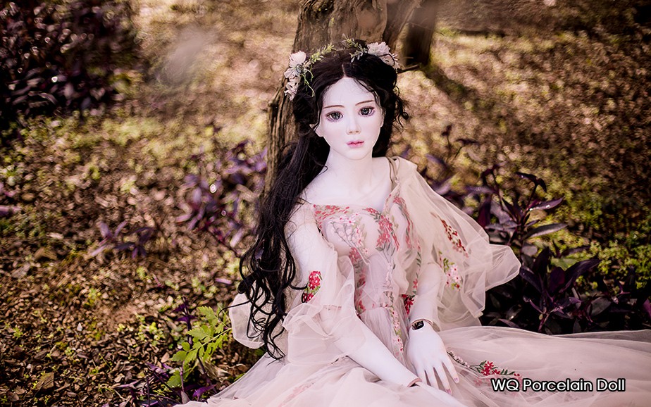 Largest Porcelain Doll世界最大陶瓷人偶，属于WQ Porcelain Doll，是由省工艺美术师汪楚和邓嘉琦共同创造的艺术陶瓷人偶品牌，源自中国景德镇，极具东方艺术特色。人偶采用了球关节的结构理论，四肢及躯干还有各个关节是均为瓷制成，以景德镇传统制瓷技艺，高温细白瓷为载体，纷繁多样的陶瓷技法为特色，呈现出肤若凝脂，美轮美奂的瓷制人形，是陶瓷艺术与人偶形态的完美融合。