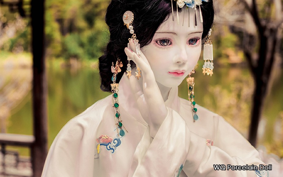 Largest Porcelain Doll世界最大陶瓷人偶，属于WQ Porcelain Doll，是由省工艺美术师汪楚和邓嘉琦共同创造的艺术陶瓷人偶品牌，源自中国景德镇，极具东方艺术特色。人偶采用了球关节的结构理论，四肢及躯干还有各个关节是均为瓷制成，以景德镇传统制瓷技艺，高温细白瓷为载体，纷繁多样的陶瓷技法为特色，呈现出肤若凝脂，美轮美奂的瓷制人形，是陶瓷艺术与人偶形态的完美融合。