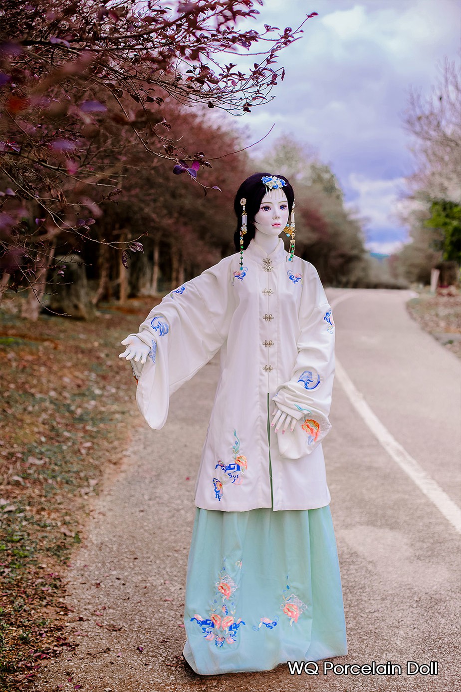 Largest Porcelain Doll世界最大陶瓷人偶，属于WQ Porcelain Doll，是由省工艺美术师汪楚和邓嘉琦共同创造的艺术陶瓷人偶品牌，源自中国景德镇，极具东方艺术特色。人偶采用了球关节的结构理论，四肢及躯干还有各个关节是均为瓷制成，以景德镇传统制瓷技艺，高温细白瓷为载体，纷繁多样的陶瓷技法为特色，呈现出肤若凝脂，美轮美奂的瓷制人形，是陶瓷艺术与人偶形态的完美融合。