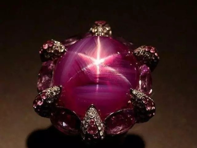 珍稀珠宝鉴赏六射星光红尖晶石