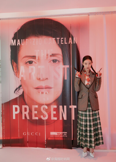 倪妮出席#古驰艺术家此在展览#造型，经典时髦造型感十足，一向拥有稳定的时尚表现力的倪妮，即使是斑斓的vintage风格也完美驾驭