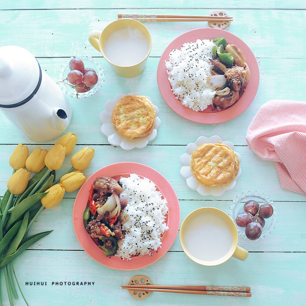 早安，今日早餐：豉椒小排饭+苦瓜煎蛋+麦片+葡萄。
豉椒小排做法：《今天吃什么2》P138页。很下饭的一道菜！~舔盘系列~~
当当购买可获签名版哟～