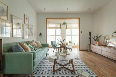现代原木风 原木家具配糖果软装，打造清新舒适的家。