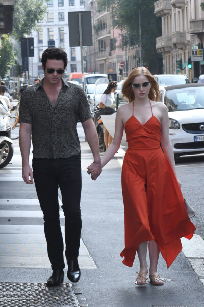 Richard Madden & Ellie Bamber
Leaved Salvatore Ferragamo Show At Milan Fashion Week in Milan, Italy 9/22/2018