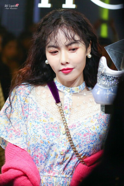 泫雅的卷发妆容