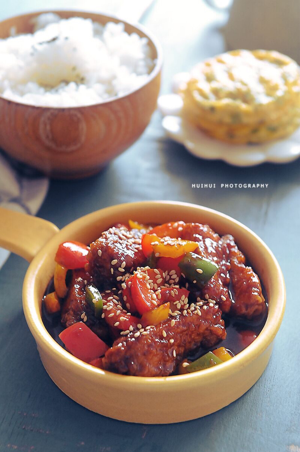 早安，今日早餐：照烧鱼柳+葱花煎蛋+米饭+豆浆。
ps;照烧鱼柳做法：《今天吃什么2》P112页，你们的书当当已经开始发货喽~~