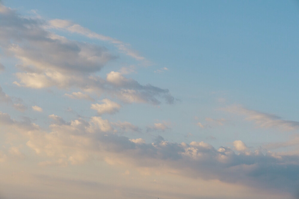 晨起的天空，像极了莫奈笔下的画儿……