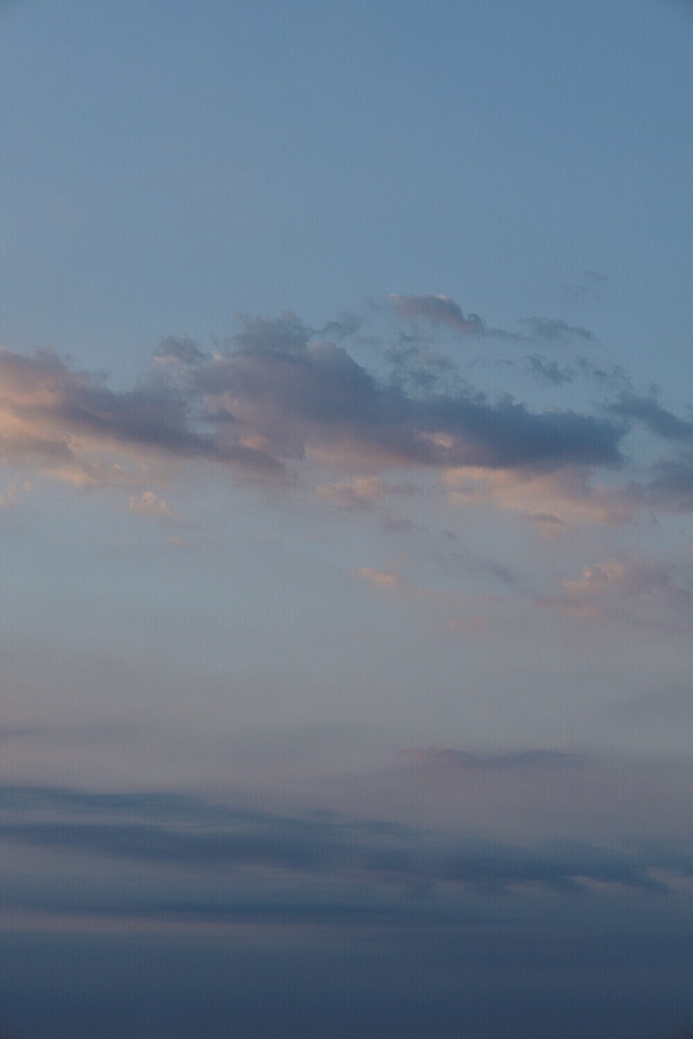 晨起的天空，像极了莫奈笔下的画儿……