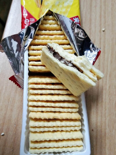 深夜来一盒康师傅巧克力苏打夹心饼干！