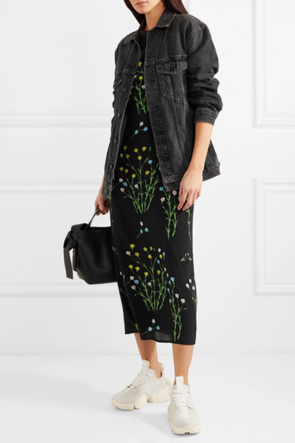BERNADETTE 创始人 Charlotte De Geyter 一向对玫瑰情有独钟，因此由她打造的连衣裙都饰有小巧的手绘花朵图案。这款印有五彩雏菊的单品以顺滑的真丝双绉裁剪而成，可修饰出纤长身形，灯笼袖倍添活泼灵动之感。设计师惯以高领毛衣凸显长裙之美，不妨再搭配硬朗风运动鞋中和其柔美韵味。