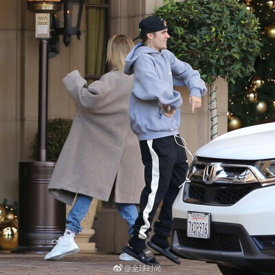 JustinBieberHaileyBaldwin 酒店门口的尬舞，比伯夫妇的日常，看起来好甜！