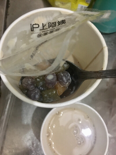 发现一个没什么名气的奶茶，价格味道都不错，拿回家一大杯能自己兑三杯，芋圆奶茶，五颜六色芋圆很多，服务很好。