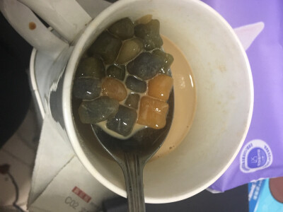 发现一个没什么名气的奶茶，价格味道都不错，拿回家一大杯能自己兑三杯，芋圆奶茶，五颜六色芋圆很多，服务很好。