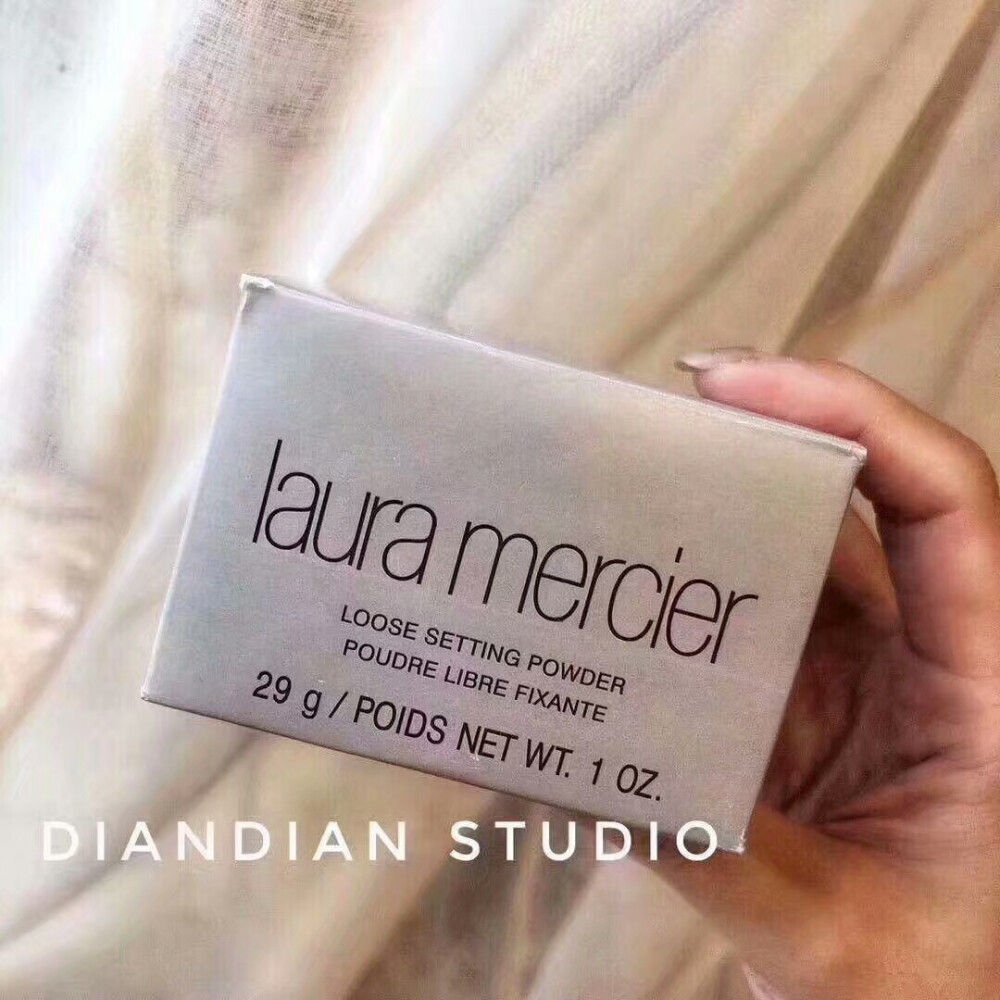 好物推荐，化妆师专用！
【Laura Mercier LM/罗拉柔光透明蜜粉散粉控油定妆，粉质非常细腻，透明色号适合任何肤色，轻轻一扫，妆面持久，好莱坞明星推荐，无油配方，为细纹和瑕疵肤质打造柔焦面容，一盒很耐用的！真心推荐，超级细腻的粉质毫无妆感，能长时间定妆控油，皮肤自由呼吸，清爽無負擔