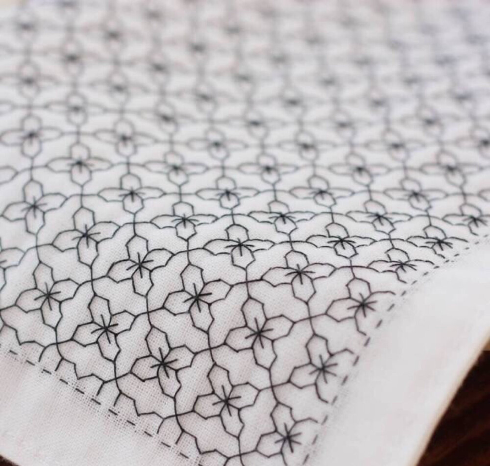 单色花纹刺绣