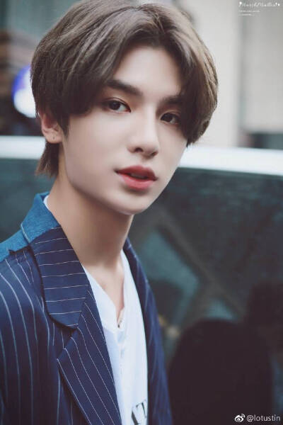 黄明昊