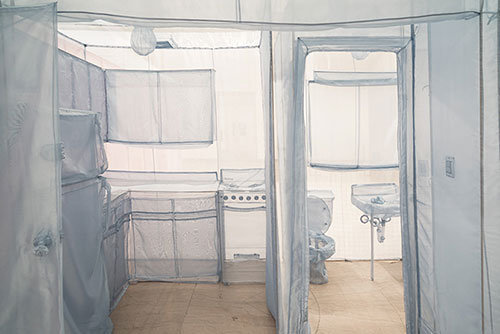 do ho suh 美籍韩裔艺术家do ho suh 的最新装置完美还原了他在纽约曼哈顿居住了20年的公寓场景。基础设施细节，如通风口，散热器，灯具，甚至是洗手间都经过精心缝制。