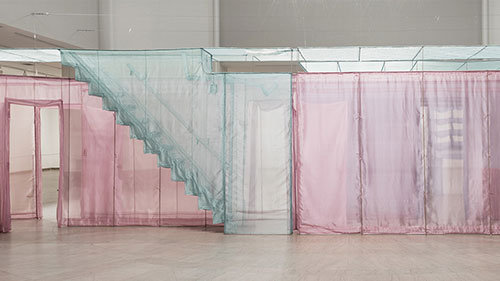 do ho suh 美籍韩裔艺术家do ho suh 的最新装置完美还原了他在纽约曼哈顿居住了20年的公寓场景。基础设施细节，如通风口，散热器，灯具，甚至是洗手间都经过精心缝制。