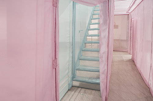 do ho suh 美籍韩裔艺术家do ho suh 的最新装置完美还原了他在纽约曼哈顿居住了20年的公寓场景。基础设施细节，如通风口，散热器，灯具，甚至是洗手间都经过精心缝制。