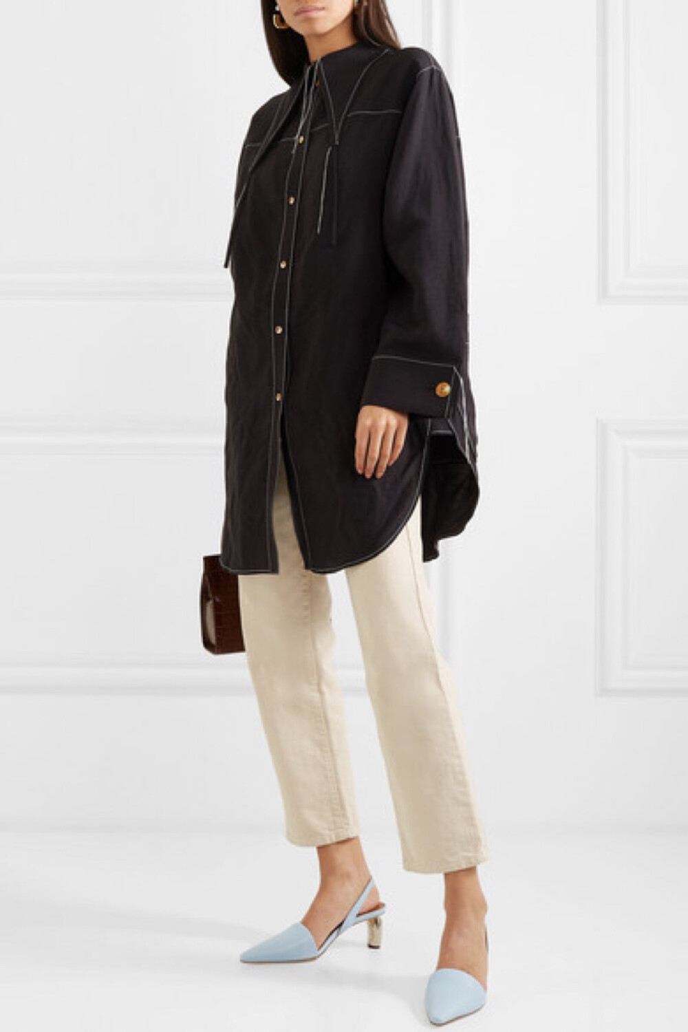 REJINA PYO 素以模糊艺术与时尚的边界而著称，设计师称自己取服饰之形打造艺术品。这款水蓝色 “Conie” 高跟鞋以柔滑皮革制成，配有银色镜面鞋跟，露跟袢带确保穿着舒适跟脚。百搭如它，可与露踝牛仔裤和中长连衣裙相搭无间。