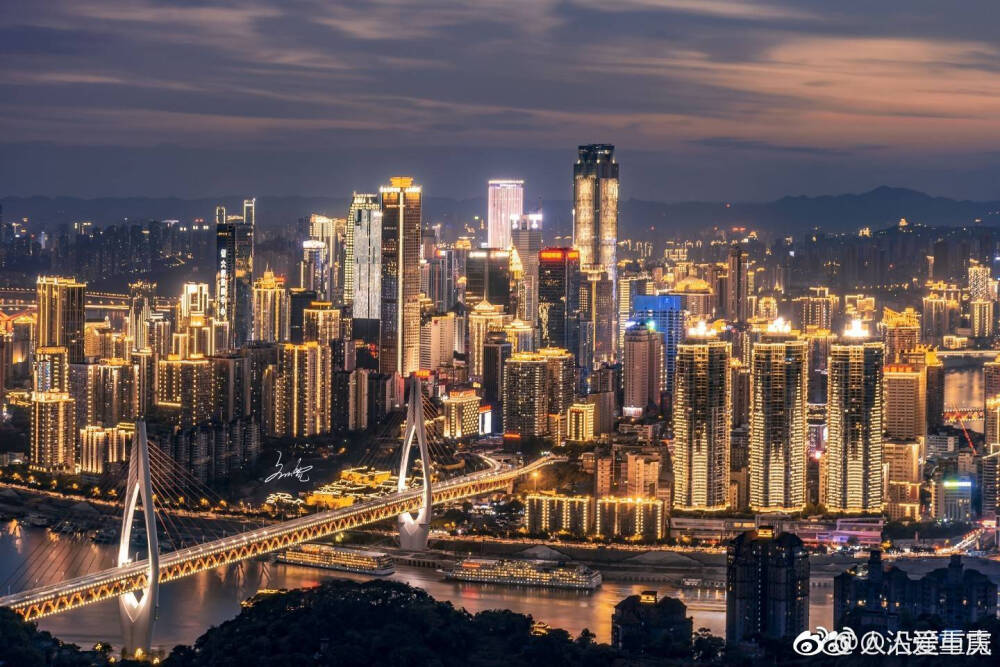  光影之间，满载着我们对重庆的热爱观楼之起伏，赏水之潋滟，都美得让人心醉。