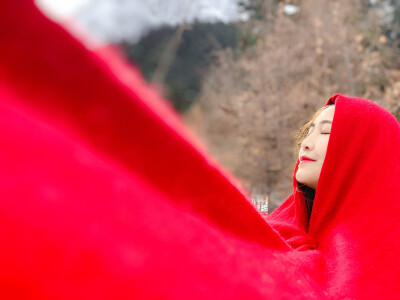 七月的风，
八月的雨，
九月的雪，
十月的你！