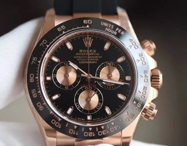 劳力士(Rolex)宇宙计型迪通拿：40毫米、表壳材质：PVD电镀18k玫瑰金,黑色Cerachrom陶质实心外圈连计速刻度
圆形、表盘材质：蜗形小秒针盘、表镜材质：抗刮损蓝水晶、旋入式三扣锁三重防水系统